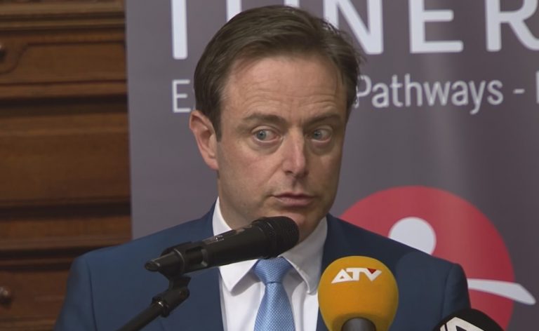 Burgemeester Antwerpen ontslaat agent die man van kleur ‘vies’ noemde