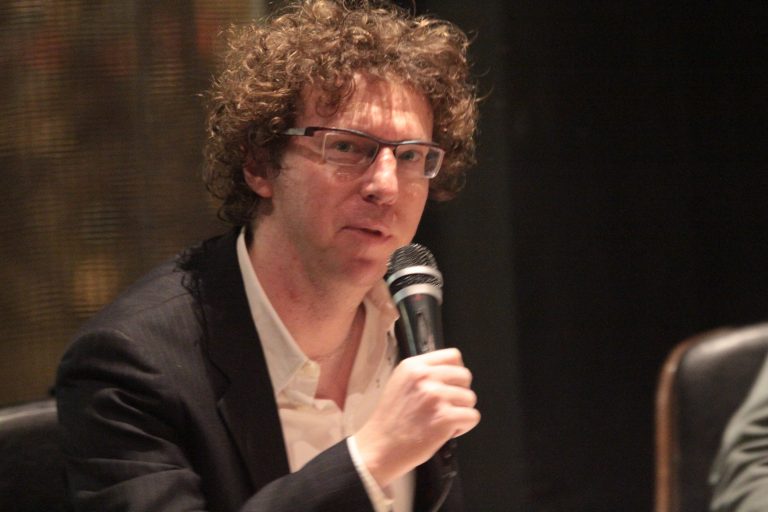 Arnon Grunberg houdt vredeslezing: ‘Wie het over oorlog wil hebben, moet over vrede praten’