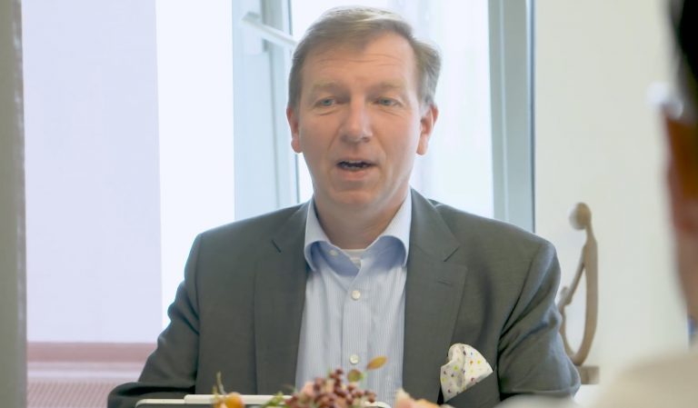 Burgemeester overdenkt lidmaatschap SGP om ‘heulen met antisemieten’ FvD