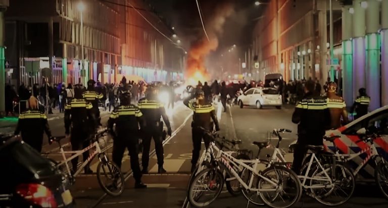 Waarom het Westen niet langer immuun is voor politiek geweld