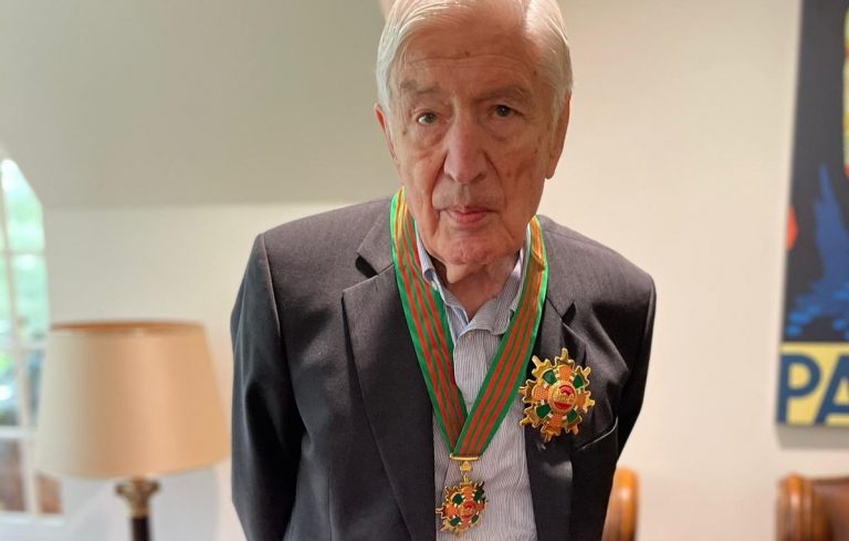 Palestijnse president eert jarige Dries van Agt met hoge onderscheiding