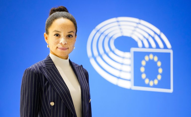 D66-Europarlementariër legt krans bij Tula-herdenking Curacao