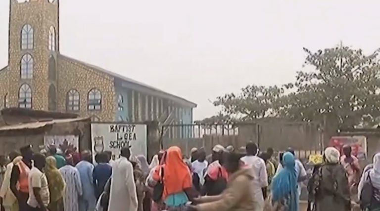 Spanningen in Nigeria: christelijke scholen weren moslima’s met hijab