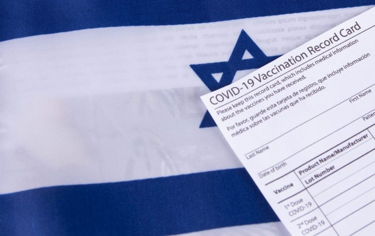 Israël probeert juist ook de Palestijnen aan vaccinaties te helpen