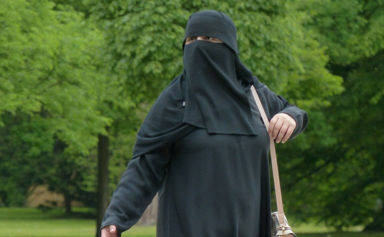 Zwitsers referendum over boerka- en niqaabverbod aanstaande