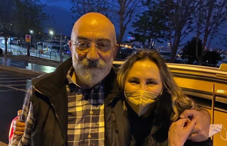 Turkse schrijver Ahmet Altan na ruim vier jaar vrijgelaten