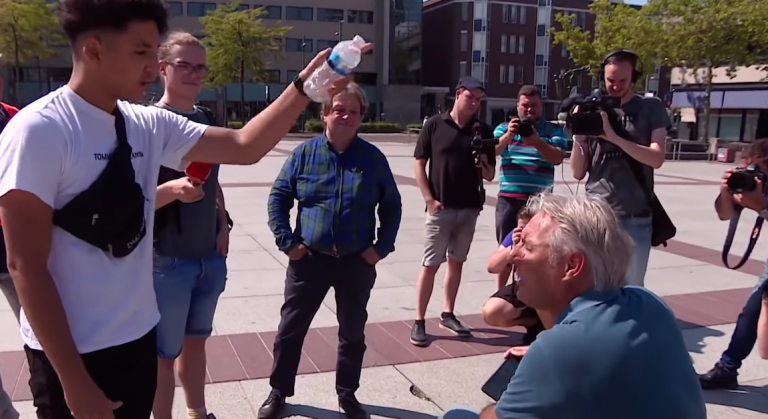 Gevraagd: meer bluswater tegen de veenbrand die moslimhaat heet