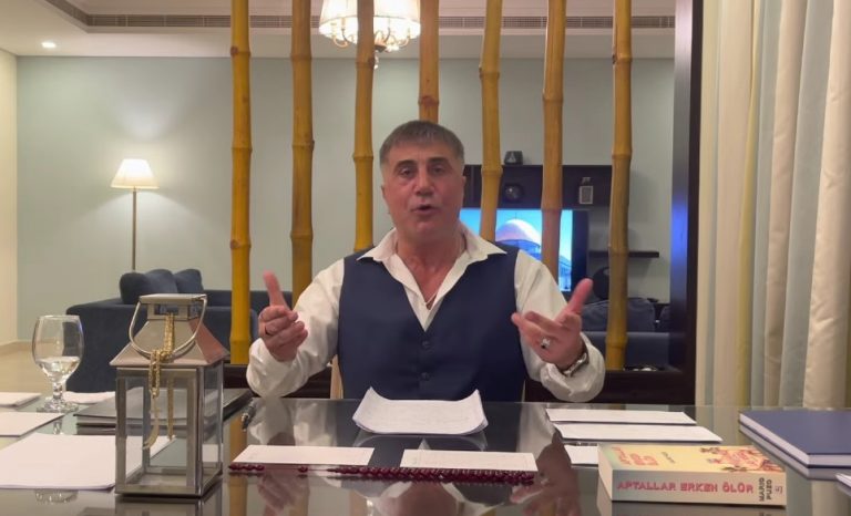 Turkse maffiabaas Peker in nieuwe vlog: ‘Minister perst rijke zakenlui af’