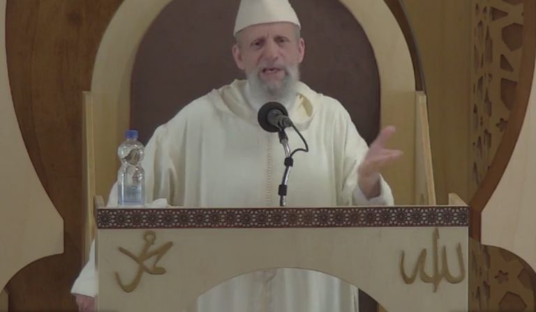 Amsterdamse imams prijzen koning Marokko, want goedkopere tickets