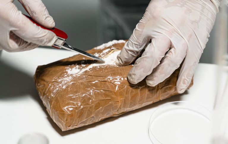 Essay | Lafjes legaliseren, drugsboefjes demoniseren: poldermaffia gedijt erbij