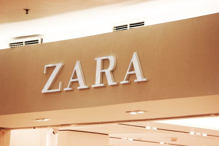 Frankrijk onderzoekt Zara en andere modeconcerns om textiel uit Xinjiang