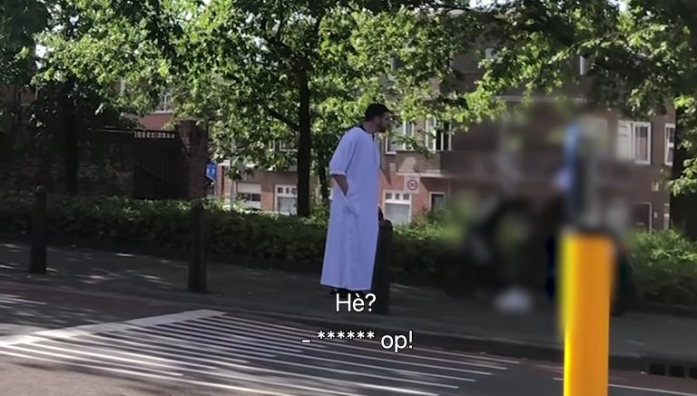 ‘******* op!’: vlogger verkent Den Haag met djellaba, schrikt van reacties