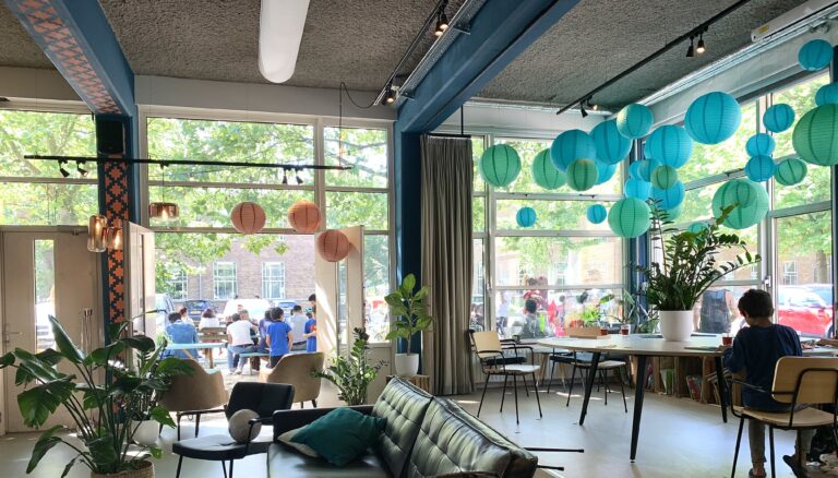 Dit buurtcafé wordt gerund door een mooie verzameling azc-bewoners