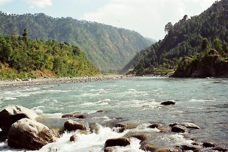 Kashmir: onteigening dreigt voor 3.700 families door Indiaas dam-project