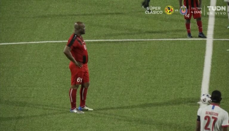Surinaamse vicepresident (60) speelt mee in internationale voetbalmatch