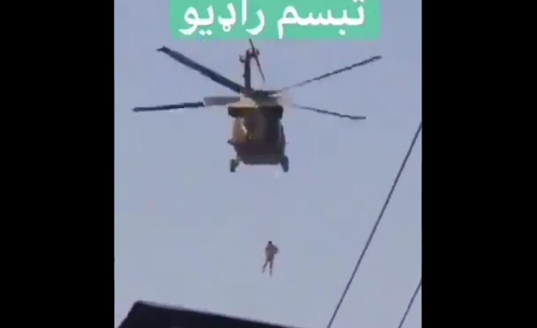 Nee, op dit beeld hangen de Taliban geen tolk op aan een helikopter