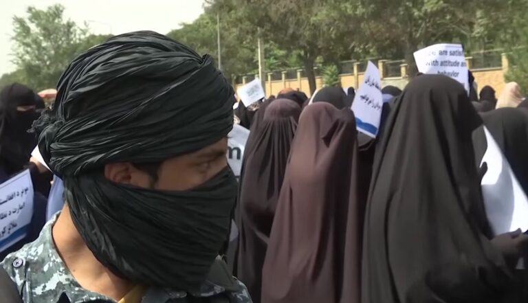 Taliban arresteren vrouwen na protest tegen verplichte hijab