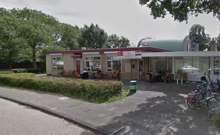Alblasserdam: man dreigt met buks op moskeebezoekers te schieten