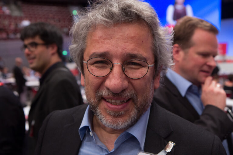 Journalist Can Dündar start uitgeverij voor verboden Turkse auteurs