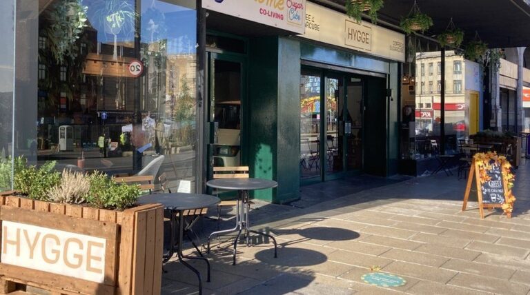 Britse cafébezoeker bespot bediende met hijab, eigenaar disst bezoeker