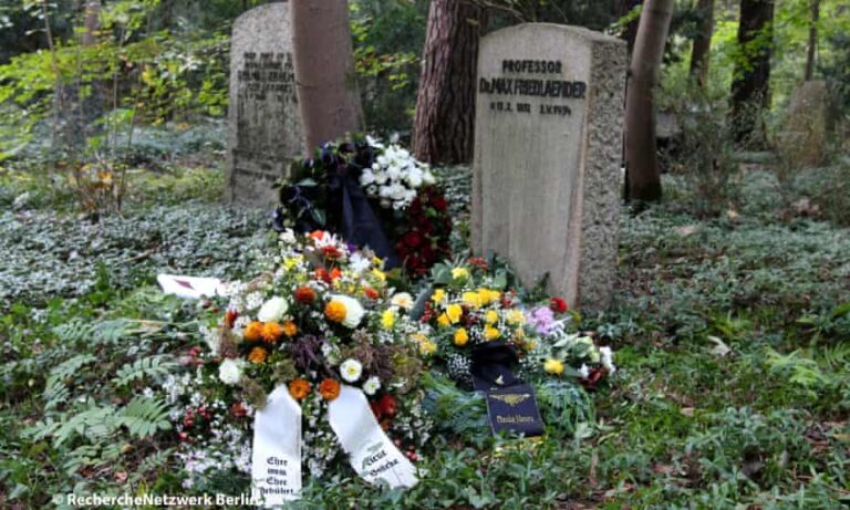 ‘Akelige fout’: Duitse nazi in dezelfde grond begraven als Joodse zanger