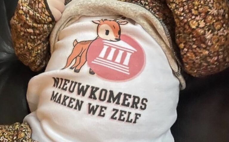 ‘Nieuwkomers maken we zelf’: FvD-jeugd verkoopt ‘boreale babypakjes’