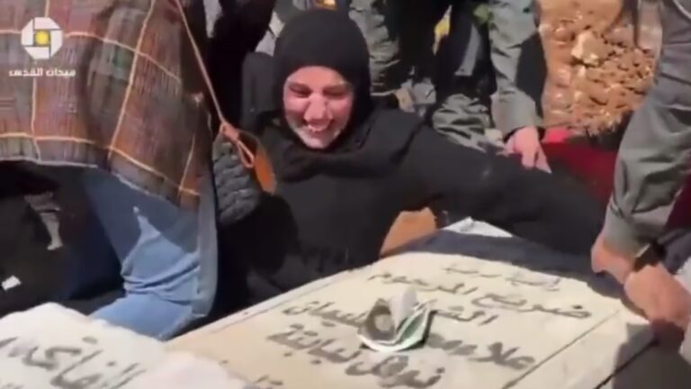 Het verhaal achter een Palestijnse die bij haar zoons graf wordt weggesleept