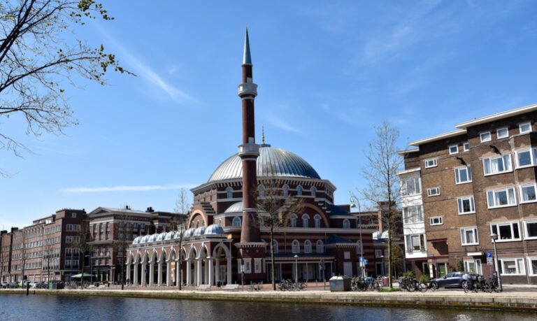 Amsterdam: veiligheidsmaatregelen genomen in tientallen moskeeën