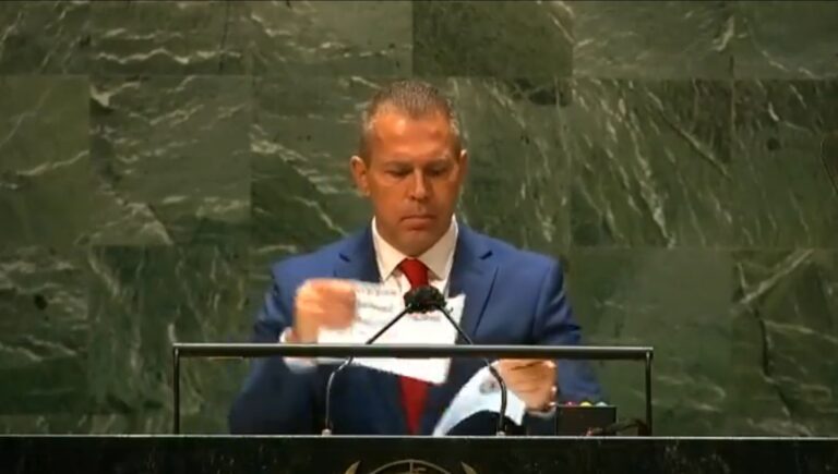 Israëlische diplomaat verscheurt VN-rapport: ‘Obsessieve bias tegen Israël’