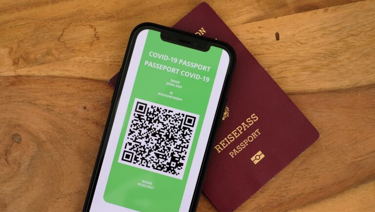 Gevaccineerde ongedocumenteerden lopen QR-bewijs mis