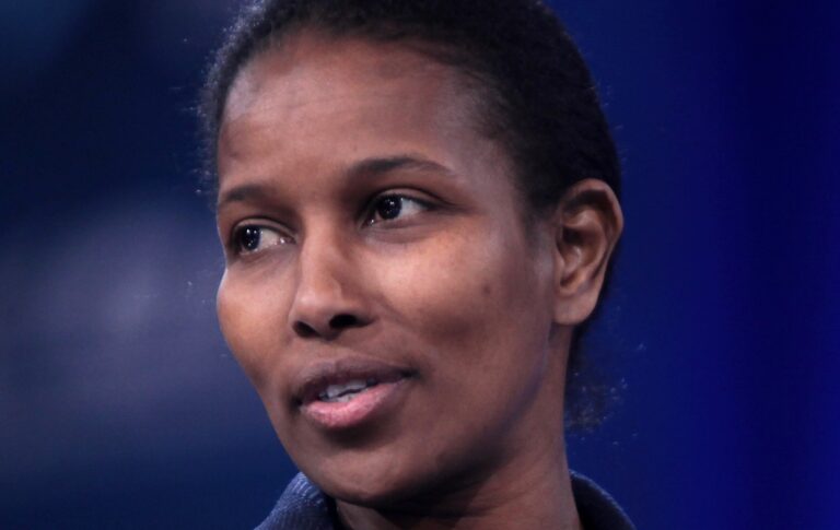 VS: Ayaan Hirsi Ali en andere denkers starten ‘woke-vrije universiteit’