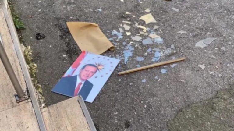 Turkije: man gooit foto Erdogan op de grond, wordt gearresteerd