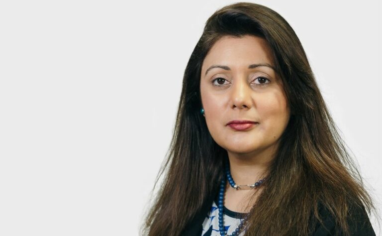 Een Britse ex-minister zegt dat ze weg moest omdat ze moslim is. Hoe zit dat?