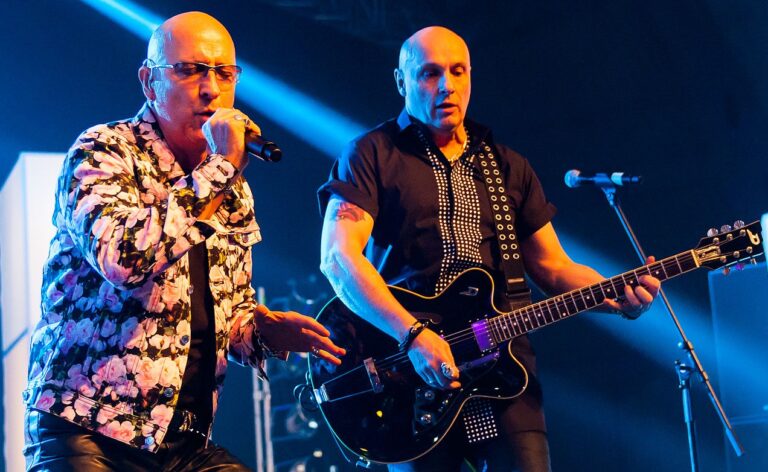 Leden popduo Right Said Fred, nu ook al antivaxxers, delen nazi-stream