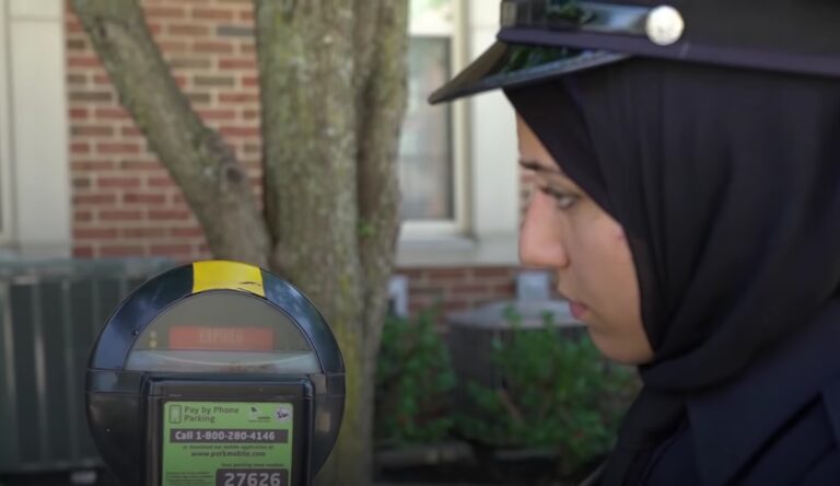 Arnhem maakt zich hard voor hijab bij boa’s, ondanks landelijk verbod