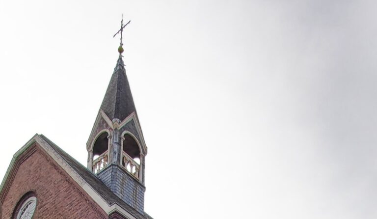 Amsterdam: orthodoxe kerk beklad met Russisch-nationalistisch teken