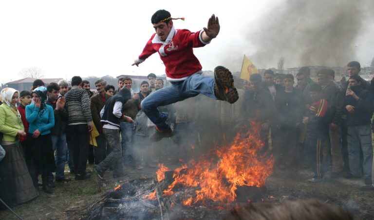 ‘Newroz piroz be!’ Koerdische Nederlanders vieren ‘hun’ nieuwjaar