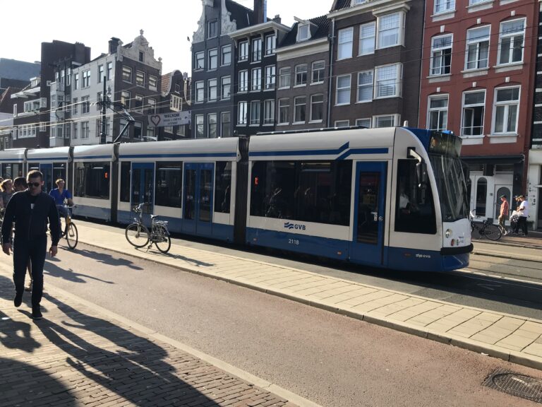 Biculturele Amsterdammers werken nog steeds weinig in hoge functies gemeente