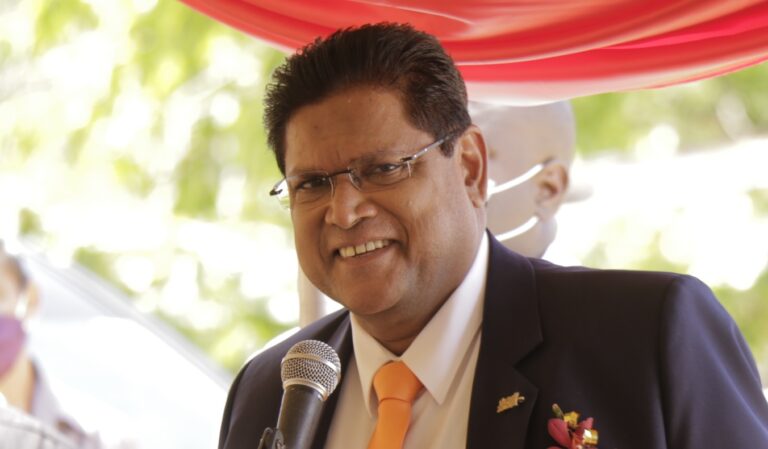 Surinaamse president organiseert iftar in achtertuin, bidt mee met moslims
