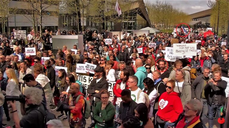 Activisten boos om Willem Engel en ‘nazi’s’ op toeslagen-demonstratie