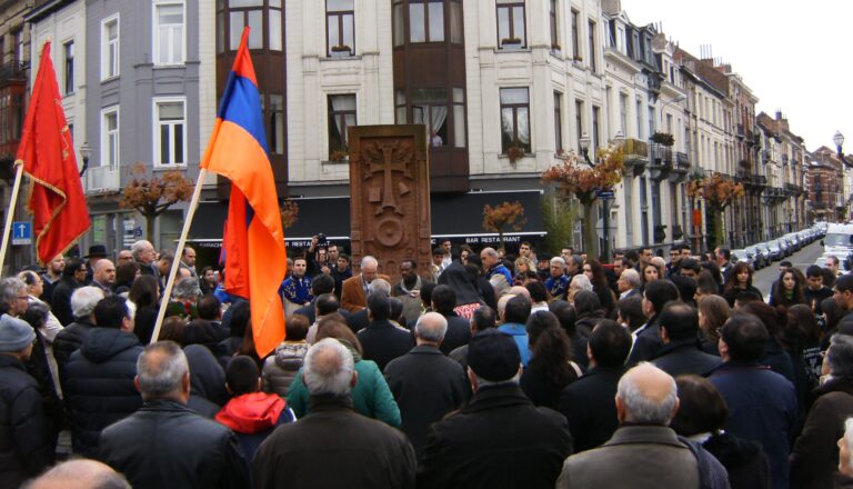 Brussel: Armeense Genocide-monument beklad met Turks symbool
