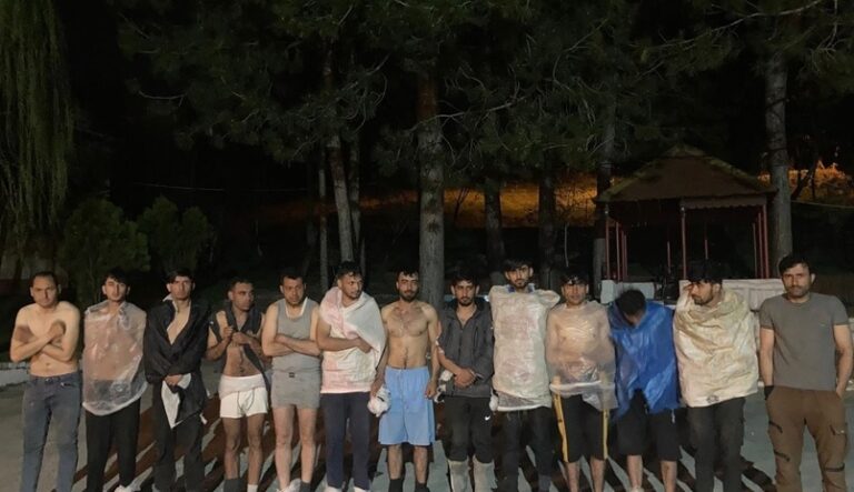 ‘Bulgarije duwt ruim 80 migranten halfnaakt terug over Turkse grens’