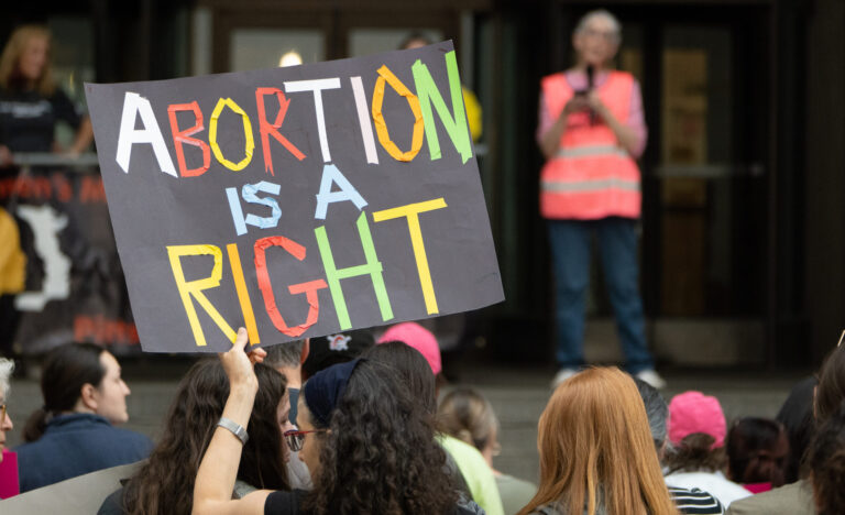 Waarom horen we zo weinig moslims in het abortusdebat?