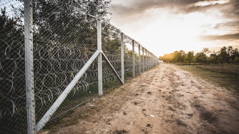 Hongarije stuurt honden af op niet-Oekraïense migranten