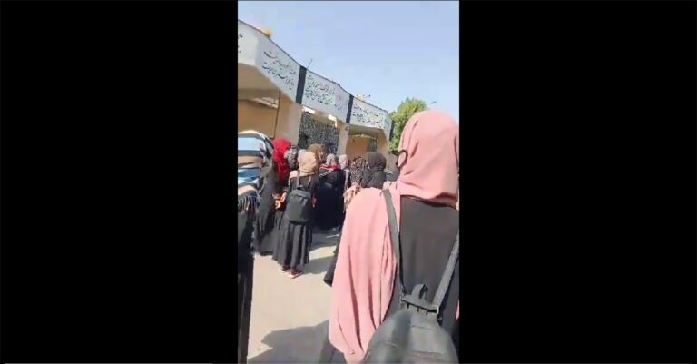 Afghaanse studentes toegang ontzegd om gekleurde hijab: ‘Moet zwart zijn’