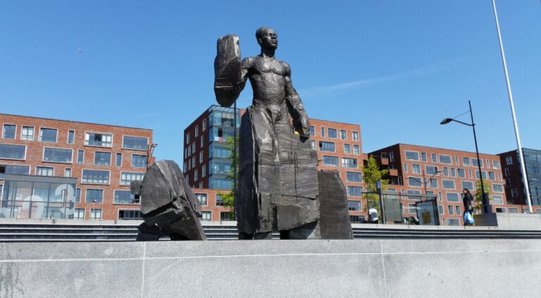 Dodenherdenking: eerbetoon aan Anton de Kom in Amsterdam-Zuidoost