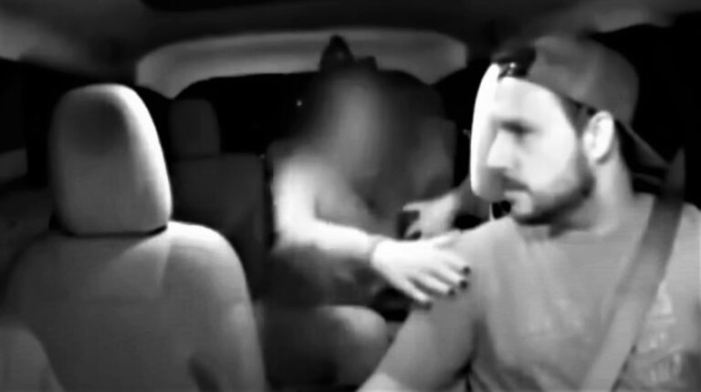 Video: taxichauffeur in VS geeft racistische klant koekje van eigen deeg
