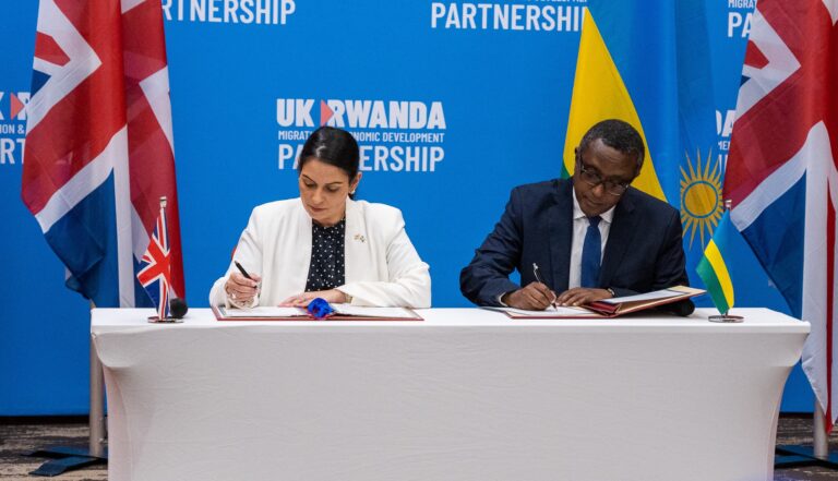 VK: eerste asielzoeker naar Rwanda gestuurd