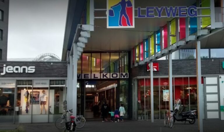 Den Haag: vrouw slaat moslima, trekt hijab af: ‘Rot op naar je eigen land!’