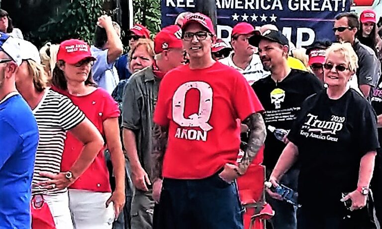 ‘Q’, bedenker QAnon-complottheorie, duikt op na 2 jaar radiostilte